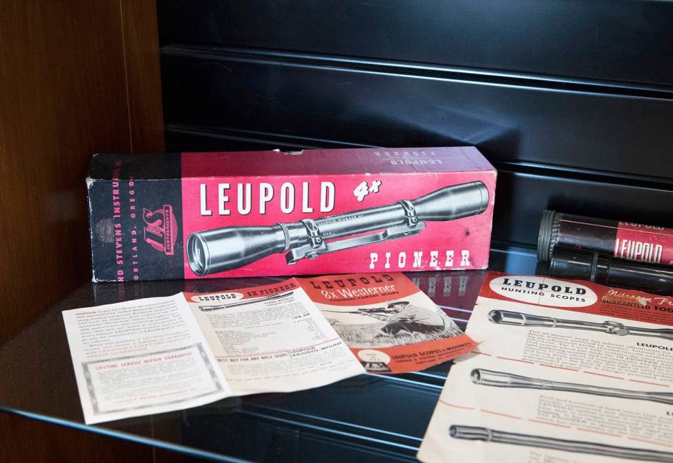 Betalt jakt: Man må ikke at være jeger for å jobbe for Leupold, men det lønner seg. Firmaet betaler den årlige jaktavgifta, samt tags (lisenser) for opp til 150 USD for hver medarbeider. Leupold-optikkproduksjon-4