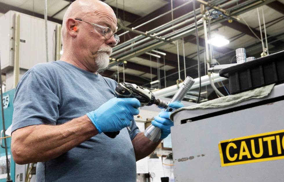 The Plainsman and the Spiderman: Her er Leupolds første riflekikkert kalt the Plainsman. Kikkerten hadde 2X forstørrelse og trådkors lagd av silketråden fra den fryktede edderkoppen sort enke. Leupold-optikkproduksjon-5