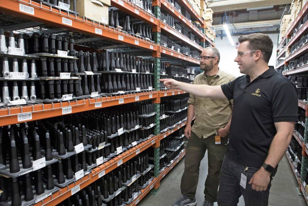 Jakter forbedring: Hos Leupold duger ikke det amerikanske ordtaket «If it ain’t broke, don’t fix it». Jon Slack og etterkommerne av tyske utvandrere sverger til sine røtter med det tyske ordtaket «Selv om det er godt, kan det saktens bli bedre». Leupold-optikkproduksjon-6