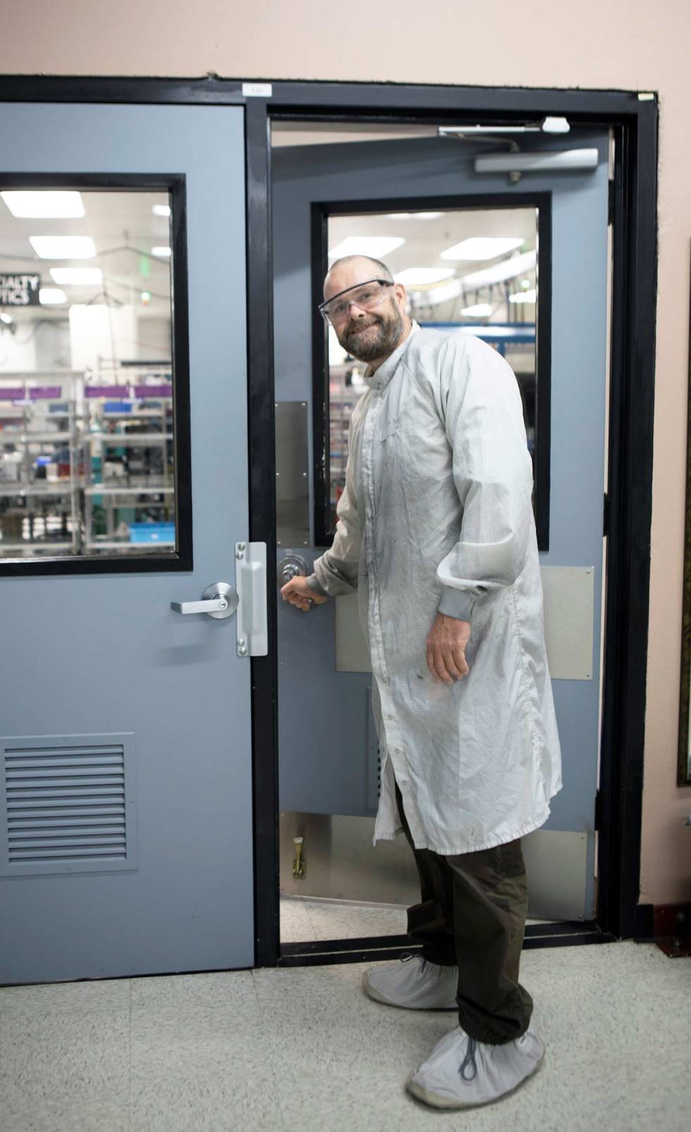 Støvfritt: Optikken settes sammen i et lokale med overtrykk, slik at støv og fremmedlegemer ikke kommer inn. I dette området er det også krav til bekledning. Leupold-optikkproduksjon-9