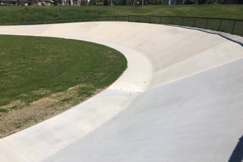 BETONG: Den nye utendørsbanen i Levanger vil få betongdekke, som skal legges til våren. Foto: IL Sverre Velodrom Levanger