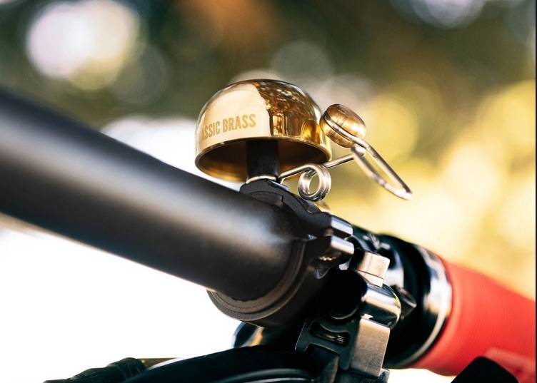 GULLKLOKKE: Denne kan du kjøpe når du har syklet i 40 år. lezyne classic brass bell