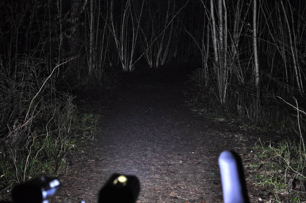 BRA LYS: Lezyne Super Drive 1600 XXL har et kraftig nok lys for enkel stisykling. Lezyne Super Drive 1600 XXL lyskjegle