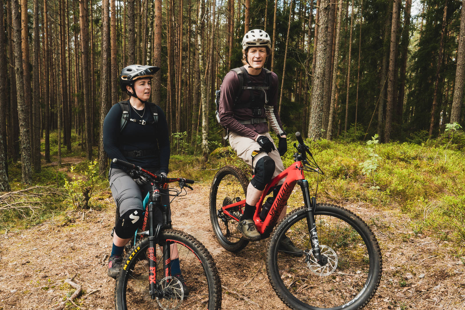 LITT PRAT: Tonje Sameien og Øyvind Aas tar en liten pause på Mannskjitkollen. Bilde: Christian Nerdrum Tonje Sameien og Øyvind Aas tar en liten pause på Mannskjitkollen.