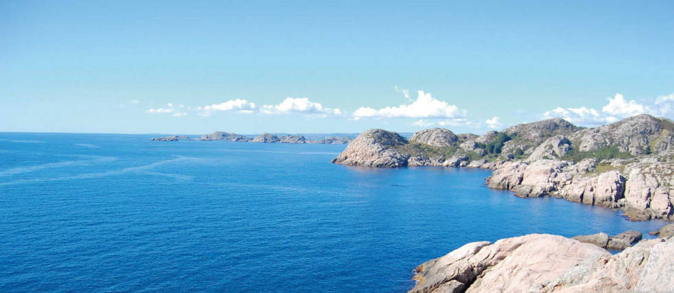 Kyststien går i et landskap med bratte svaberg og hav på den ene siden og lyngheier på den andre. Foto: Torolf Kroglund Lindesnes-med-sykkel-Torolf-Kroglund-4