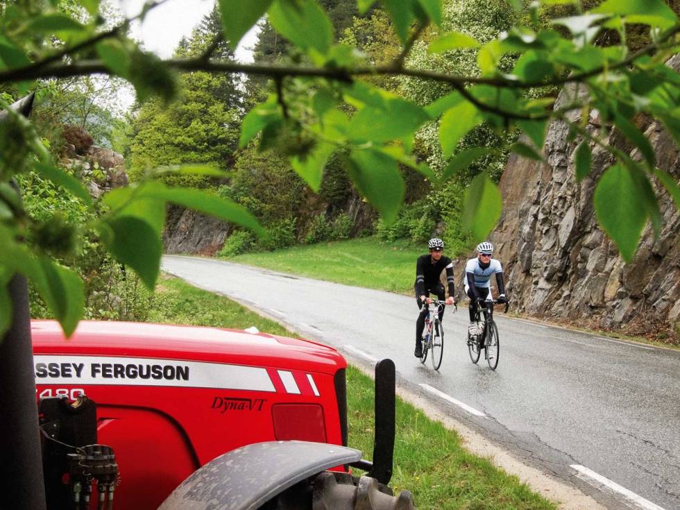 GØY PÅ LANDET: På vei sydover fra Konsmo, er det stillheten og landbruket som råder. På sørlandet er det Massey-Ferguson som gjelder. Lindesnesrunden-Norges-flotteste-2