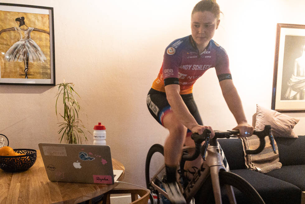 BESTE NORSKE: Line Marie Gulliksen ble nummer 13 på første runde i Scandinavian Cup 2021 på Zwift. Foto: Privat Line Marie Gulliksen på Zwift