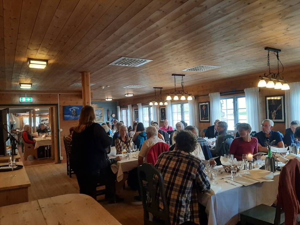 Fullt hus på festmiddag på Fondsbu. Foto: Lisa Kvålshaugen Bjærum Fondsbu, Falketind