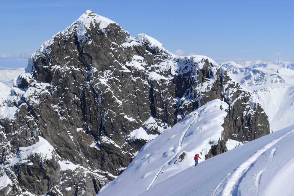 Fin og kald vintersnø mot toppen av Litle Venjetinden. Foto: Halvor Hagen Litle-Venjetind-Toppturer-i-Romsdalen-2