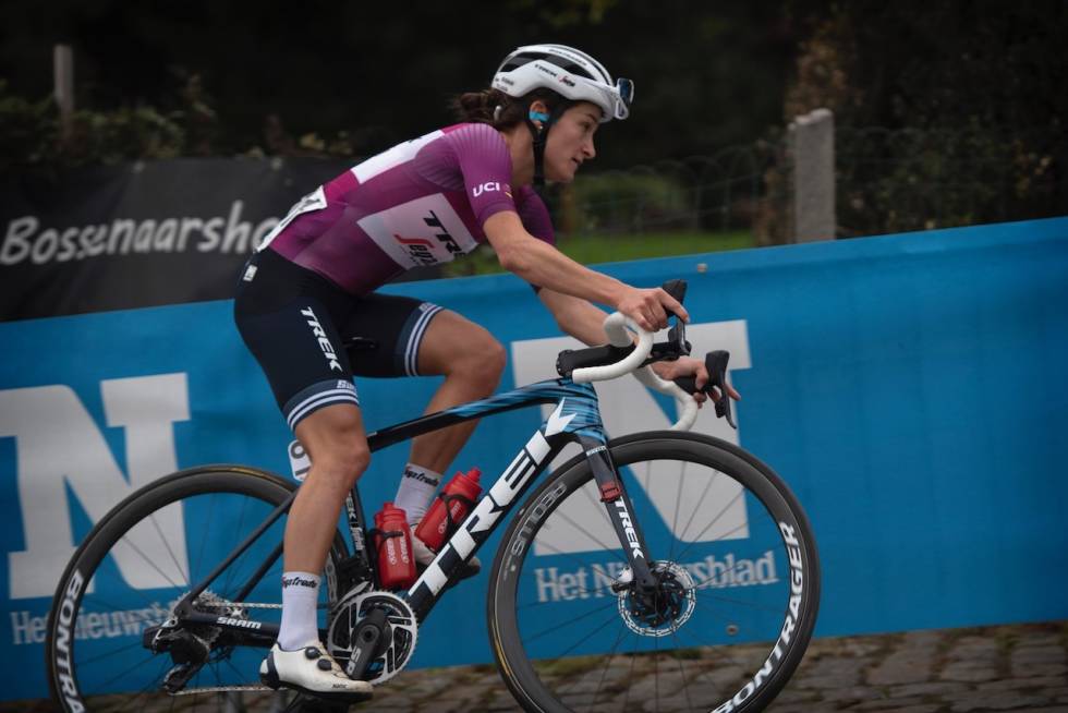 KUL DESIGN: Sykkelen til Lizzie Deignan og de andre på Trek Segafredos kvinnelag kombinerer ekslusiv delepakke med lekkert utseende. Foto: Corvos Lizzia Deignan Trek Emonda SLR