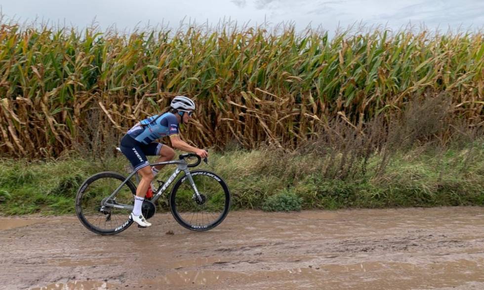 ALENE I SØLA: Lizzie Deignan ble historiens første kvinnelige vinner av Paris - Roubaix. Lizzie Deignan Roubaix