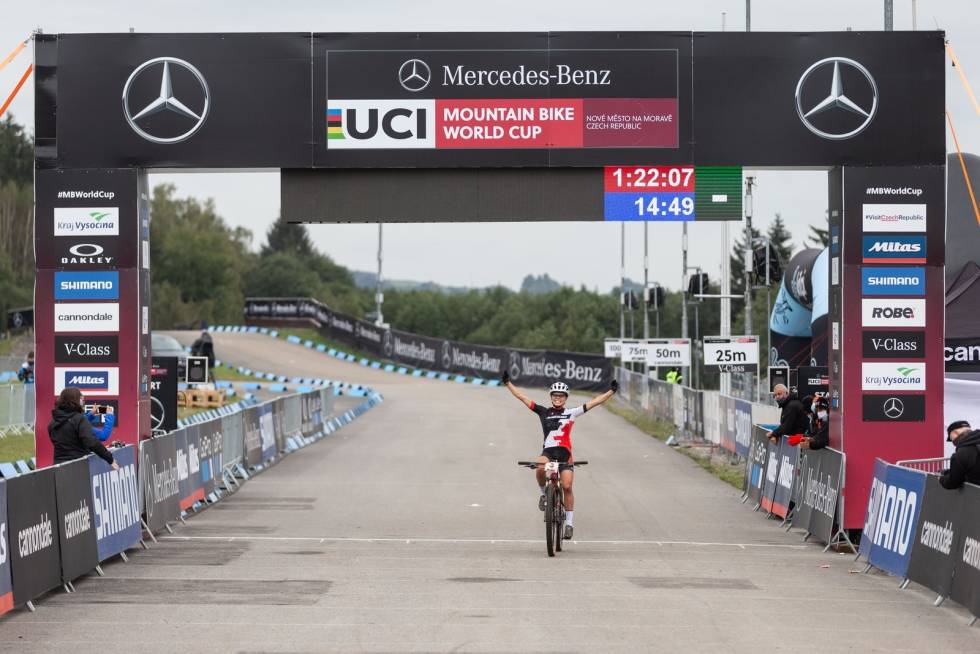 NY STJERNE? Loana Lecomte tok tredjeplass i onsdagens kortbaneritt og vant rundbanerittet. Nå leder 21-åringen verdenscupen. Nove Mesto XCO1 2020