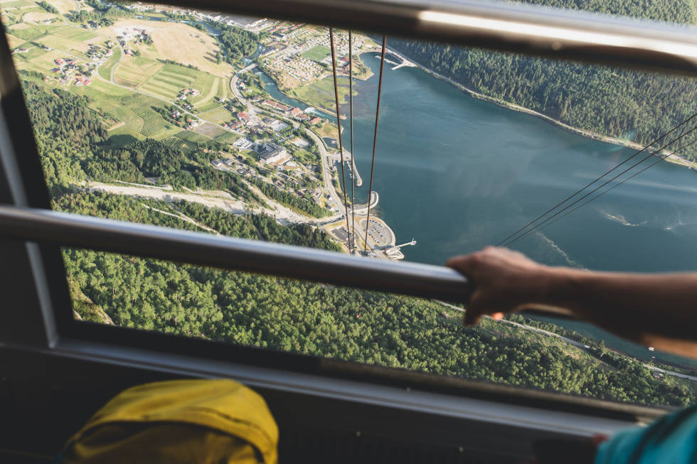 LOEN SKYLIFT: Her går Hugin og Munin i bane mellom Loen og fjellet Hoven. Foto: Line Hårklau loen skylift foto line hårklau