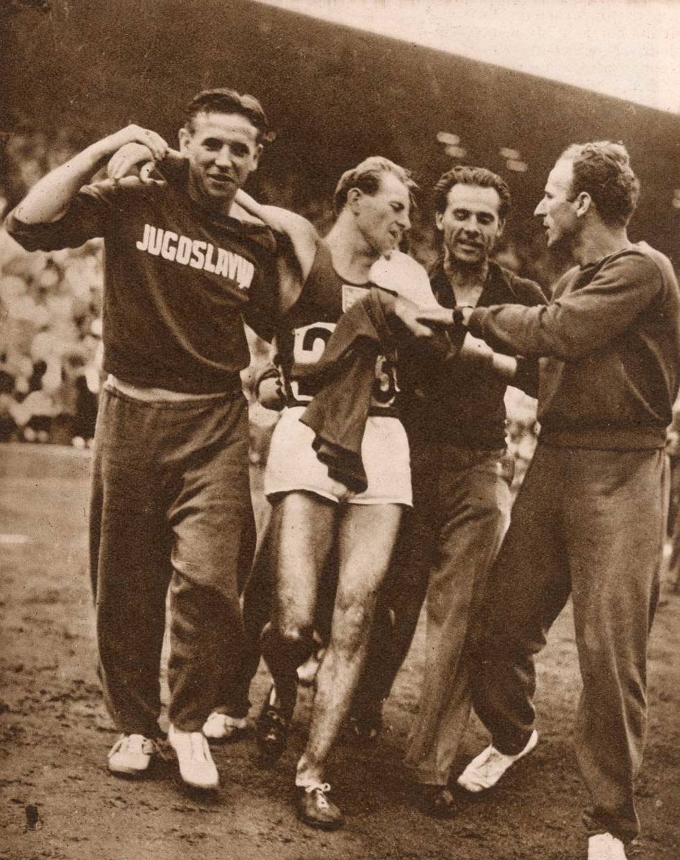 GJENNOMBRUDDET: Emil Zatopek etter 10.000 meteren i London 1948. Det var andre gang han hadde løpt den distansen. I en periode på nesten fire år vinner Emil Zatopek alle 72 løp han stiller opp i, om det er fem eller titusen meter, på bane eller i terreng. Foto: Scanpix. Løpelegenden-Zatopek-3