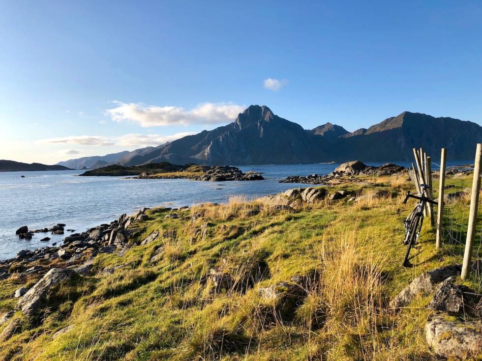 NYE VEIER: Å dra på sykkeleventyr leder deg til nye veier, som her ved Vågjebukta, Lofoten. Foto: Jonas Orset lofoten grusvei