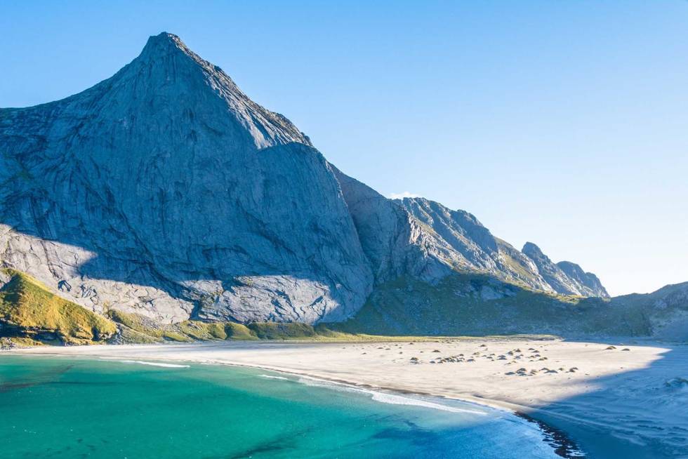 MIDT I NASJONALPARKEN: Bunesstranda og Helvetestinden (602 moh). Foto: Jon Olav Larsen Lofotodden nasjonalpark