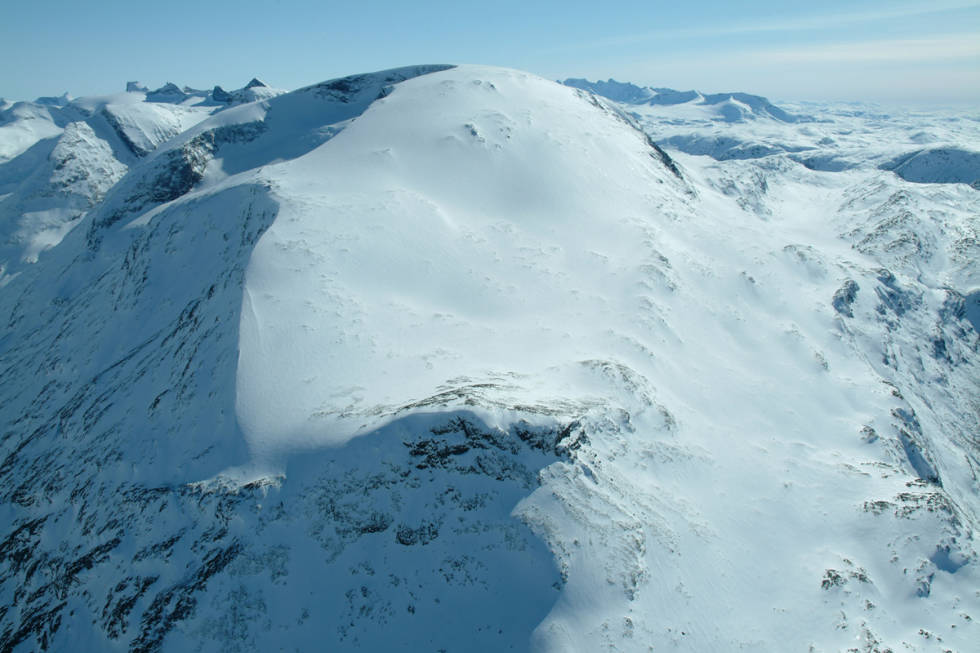 FLOTT FLANKEKJØRING: Loftet ligger rett utenfor nasjonalparken i Jotunheimen, og er en lett tilgjengelig topp med effektive høydemeter direkte fra Sognefjellsveien (riksvei 55). Toppen er en populær vårskitur. Loftet kan friste med lang nedkjøring på en forholdsvis bratt flanke som ofte har gode snøforhold. Loftet-Jotunheimen