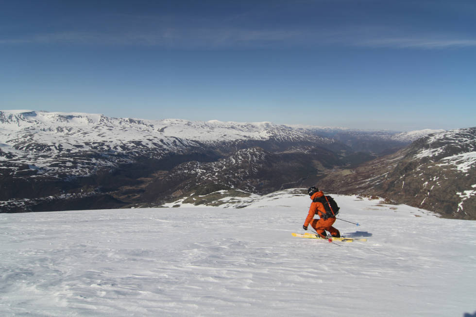 SKARPT FØRE: Ståle Guldberg koser seg med rask snø på Loftet under Fri Flyts High Camp på Turtagrø. Foto: Tore Meirik Lofotet-Jotunheimen