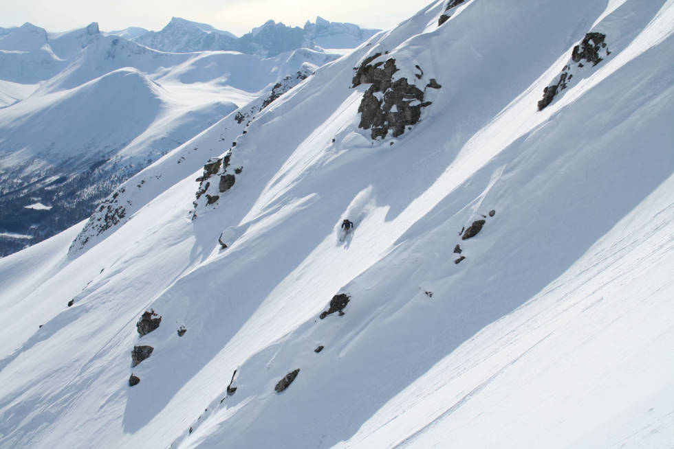 Nils Nielsen har funnet god snø og lekent terreng i Østflanken. Foto: Halvor Hagen Loftskardtiden-Toppturer-i-Romsdalen-3