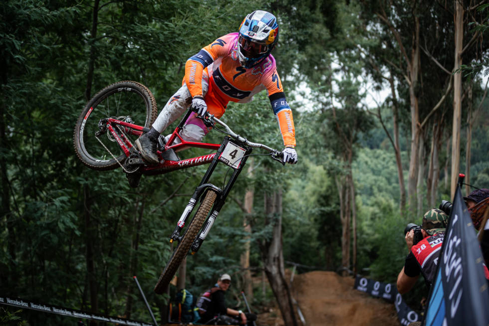 TIÅRETS BESTE? Loic Bruni kom på andreplass bak Minnaar i det første rittet i Lousa. I det andre rittet var rekkefølgen motsatt. Foto: Ucinda Loic Bruni