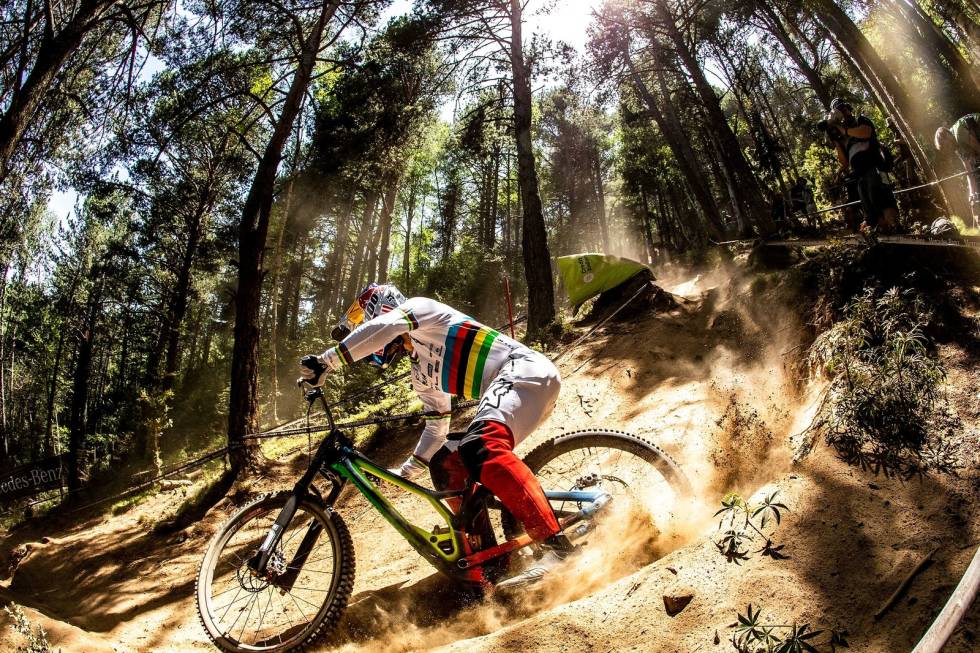 VERDENSMESTER: Loic Bruni har vunnet VM de siste tre årene på Specialized Demo. Loic Bruni i Andorra