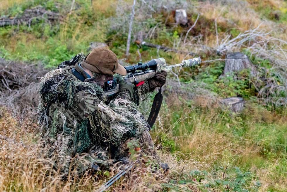 Klar for bukk: Jaktfeltskytteren synker ihop og finner anlegg på knærne. Lokkjakt-på-bukk-råbukk-2
