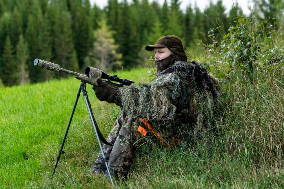 Buskmann: Ghillie-suit er ikke det mest hensiktsmessige i hogstfelt, men det er svært effektiv kamuflasje. Vidar Almlid leiker grastue. Lokkjakt-på-bukk-råbukk-6