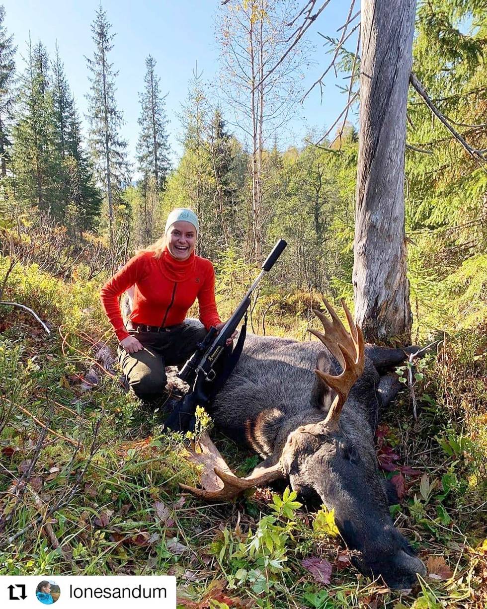 @lonesamdum: For en opplevelse, for en adrenalinbombe og for en start på årets første jaktdag!! Skjøt en kalv, også skjøt jeg dette beistet av en 15-spiring med nybørsa i dag!!! En jaktopplevelse som vil huskes! Ennå skjelven Lonesandum