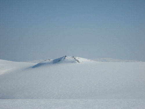 FINNMARKS HØYESTE: Loppatinden er Finnmarks høyeste fjell og kan bestiges med ski langt ut på sommeren, da den stikker opp av Øksfjordbreen. På toppen har du utsikt over Lopphavet, halve Vest-Finnmark og mot sør kan du se Store Kågen ved Skjervøy i det fjerne. Det er ikke ofte man treffer på folk, men de lokale toppturentusiastene har dette som en av favorittene på våren. Loppatinden