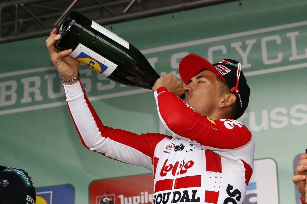 LOVLIG? John Lelangue sier ingenting om rytterne får lov til å drikke champagne på podiet. Foto: Cor Vos. Lotto soudal alkohol