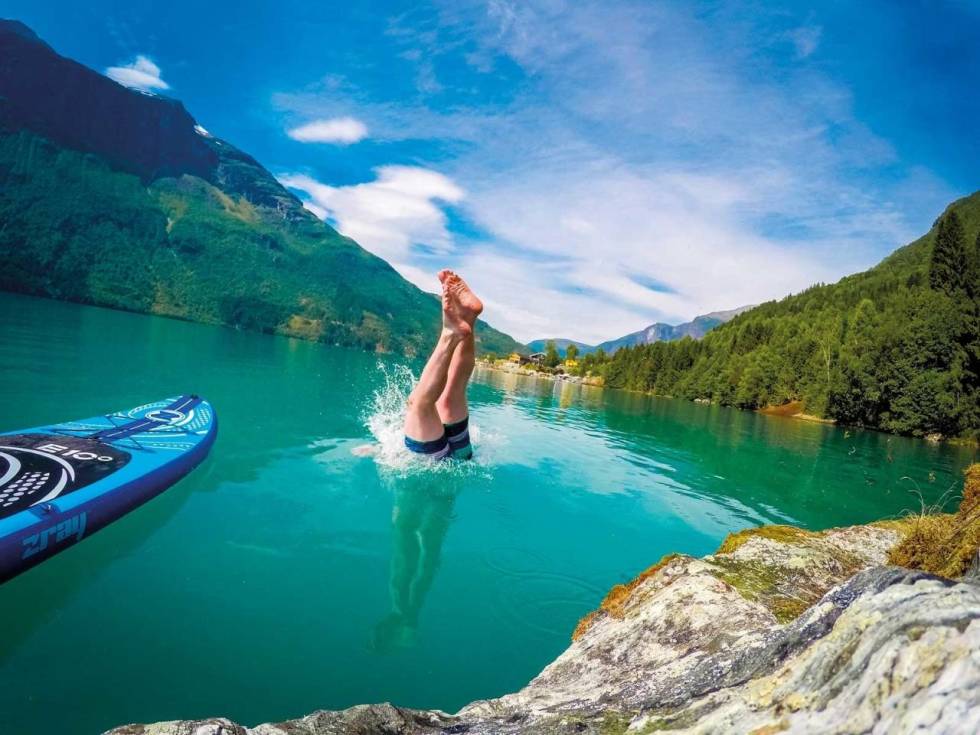 SUP OG STUP: Fra Lovatnet. Foto: Oddbjørn Hultin bading i stryn sup
