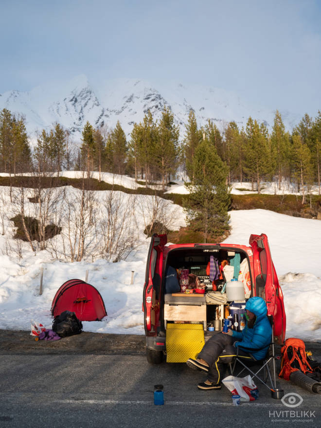 Johanna Davidson nyter kveldscamp i et turistfritt Lyngen. Foto: Timme Ellingjord Lyngen topptur