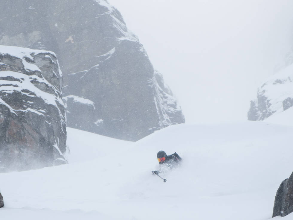 Elisabeth Mathisen gjør det hun liker best; kjører dype svinger i maipudder på hjemmebane i Ofoten. Foto: Timme Ellingjord lyngen topptur
