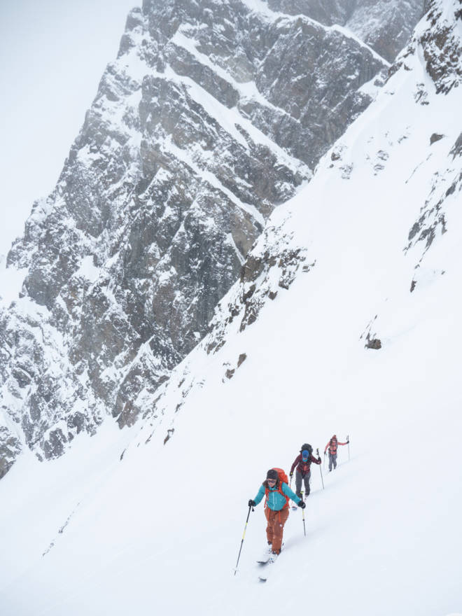 Gruppen i godt driv mot toppen av Tomasrenna. Foto: Timme Ellingjord lyngen topptur