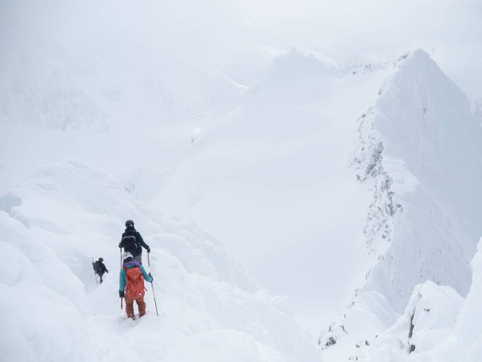 Mona Mader, Elisabeth Mathisen og Johanna Davidson på vei ned fra Store Lakselvtind, og inn i den bratte topprenna. Foto: Timme Ellingjord lyngen topptur