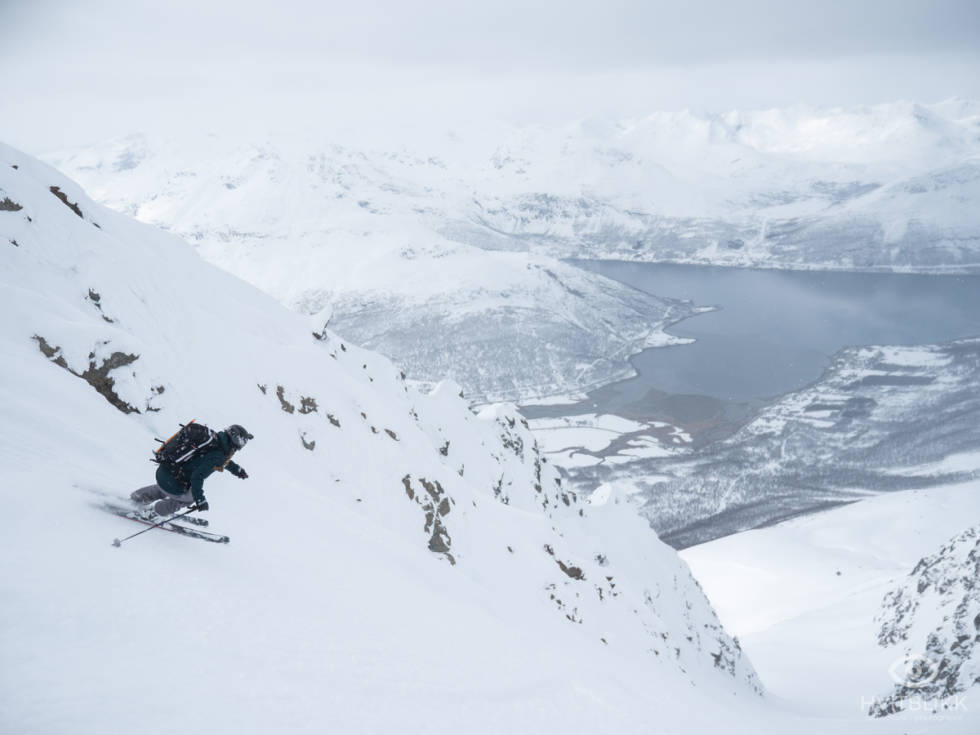 Elisabeth Mathisen på vei ned Tomasrenna. Foto: Timme Ellingjord Lyngen topptur