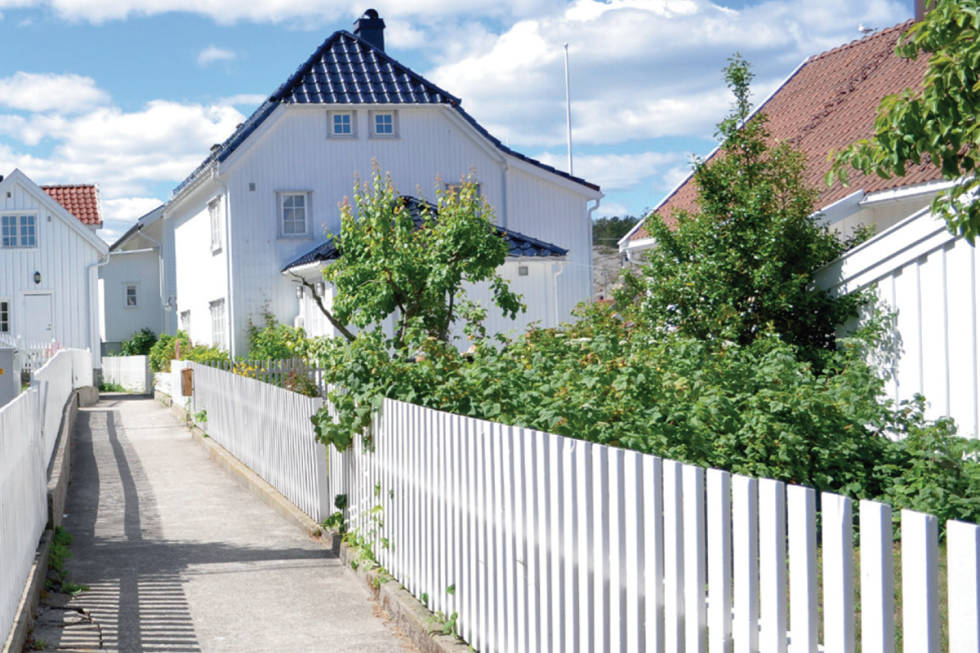 På Lyngør kan du vandre på stier langs stakittgjerder og hvitmalte hus. Foto: Torolf Kroglund Arendal Lyngør Sørlandet turguide