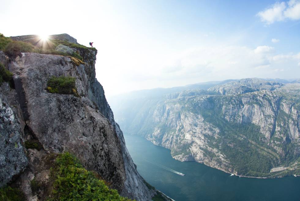 FJORDUTSIKT: Veien vi valgte gav utsikt innover fjorden, hvor fjellveggene ruvet over de små båtene som etterlot lange, hvite striper av kjølvann. En forestilling ingen andre enn kongeriket Norge kan oppvise. Foto: Thomas Søyland Lysefjorden på langs