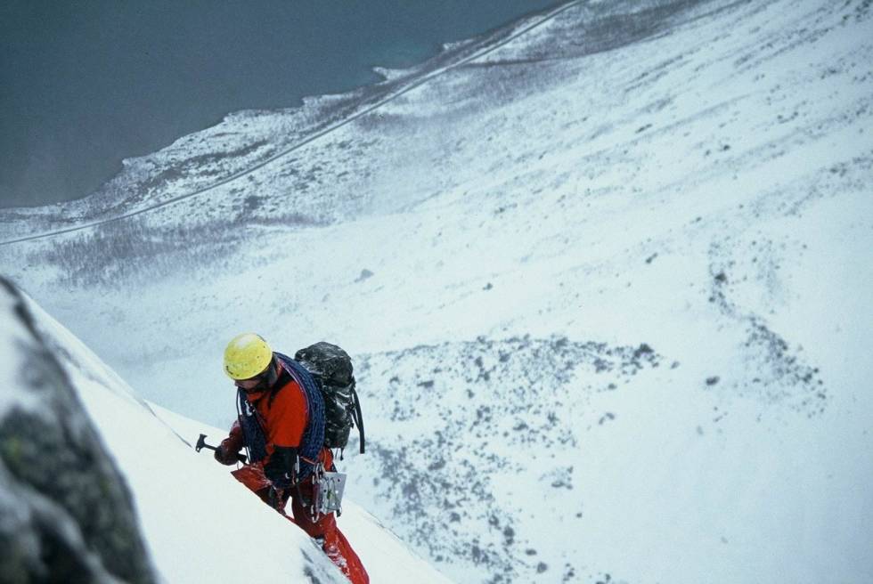 Vinterklatring! Bård Krane klatrer på Vågstind, Kvaløya. Foto: Mårten Blixt Mårten-Blixt-3