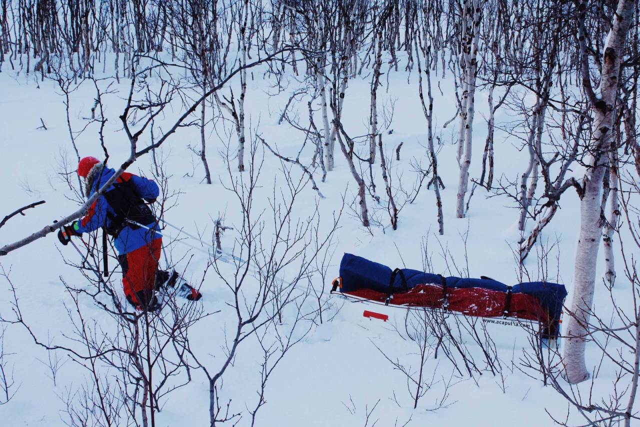 MÅKER VEI. Det er tungt å dra pulken i mye løssnø. Foto: Sunniva Sørheim MÅKER VEI. Det er tungt å dra pulken i mye løssnø.