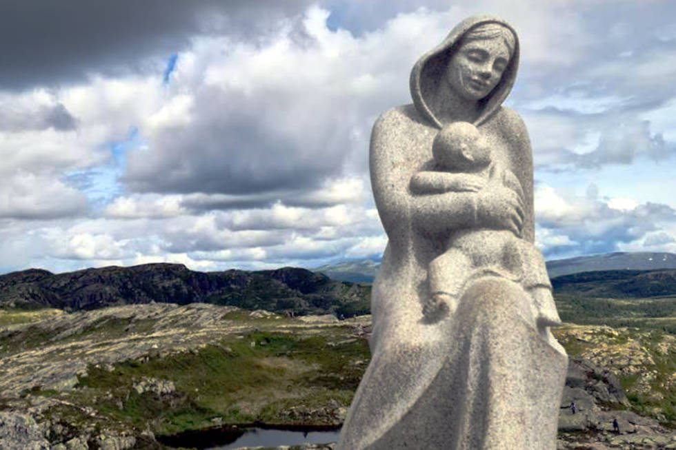 Madonnaskulpturen er laget av Turid Angell Eng og reist i 2009. Foto: Sigdal kommune Madonna bjørneskortenatten sigdal norefjell guide tur