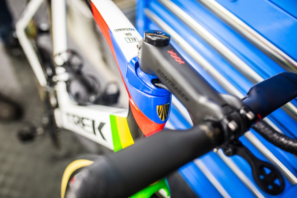 AGGRESSIV: Pedersen sitter lavt og dypt, og har 130 cm stem med 17 grader negativ vinkel. Foto: Trek.