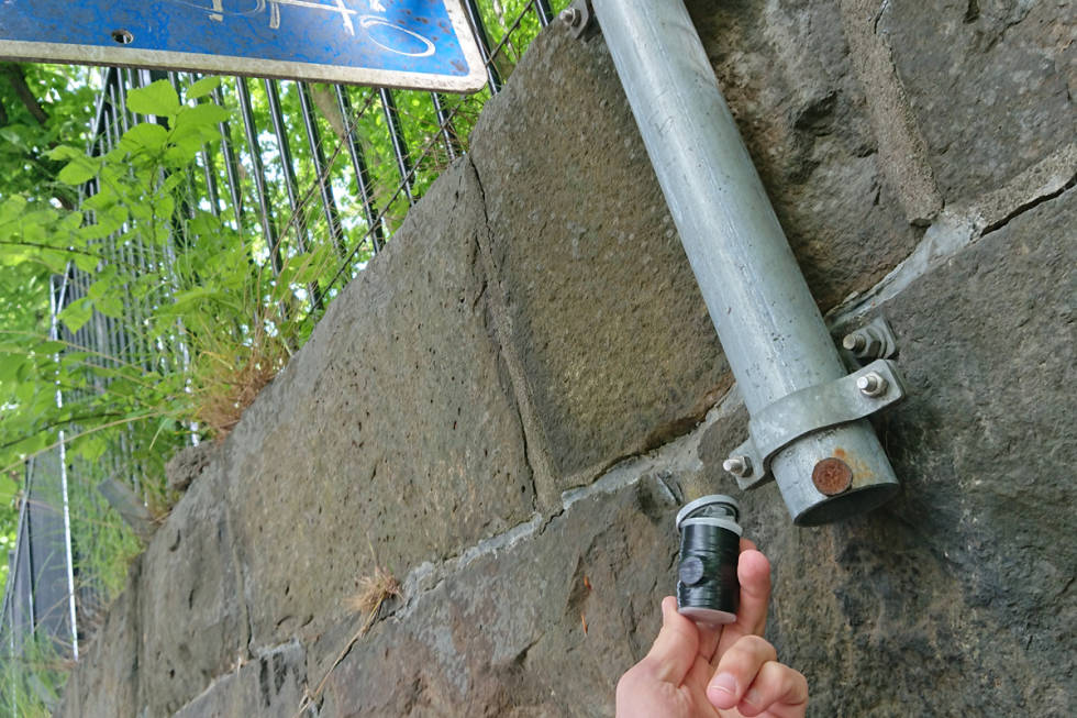 En gammel filmrull-boks i plast er et populært cache-format. Denne var festet på innsiden av en stang med en magnet! Foto: Adam Tumidajewicz geocache guide oslo norge utemagasinet