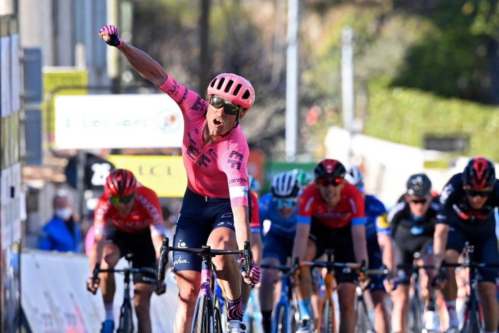 DANSK DYNAMITT: Magnus Cort jubler for seier. Foto: Cor Vos magnus cort paris-nice ef education-nippo