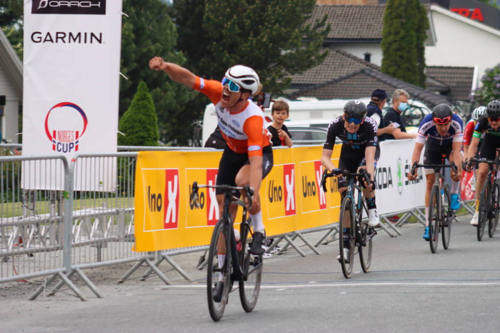 SPURTTRIUMF: Magnus Frydenlund spurtet til seier fra et redusert hovedfeltet. Foto: Henrik Einangshaug magnus frydenlund norgescup landevei skatval fellesstart