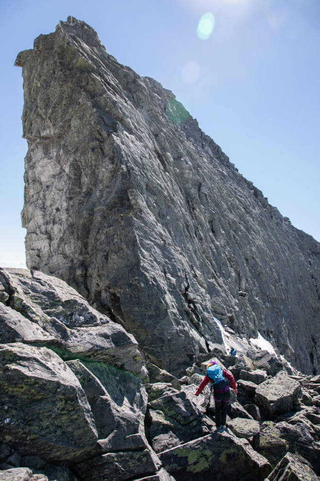 DAMEUTGAVE: Mammut-sekken har vi testet i både herre- og dameutgave. Her er Siv-Elin Skogen til fjells med den blå dameutgaven på ryggen. Foto: Tore Meirik test fjellklatresekk Mammut Trion Nordwand