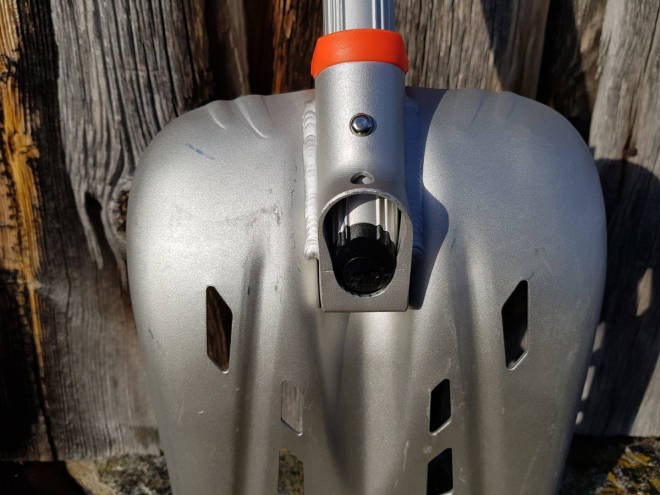 Mammut Alugator Ride 3.0 HOE har spor for kjapp kobling mellom skaft og blad. Skaftet stopper i en kraftig ramme som også hører til konstruksjonen når man setter den sammen som krafse. skredspade test