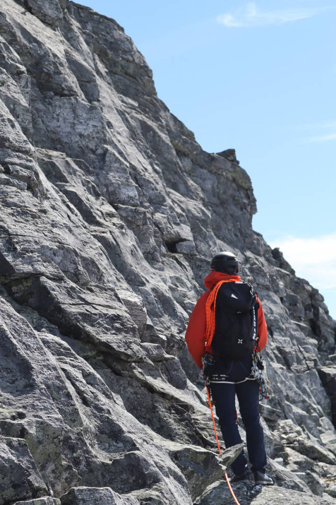 SVARTSEKK: Tore Meirik med mammut Trion Nordwand på vei mot Vesttoppen på Snøhetta. Foto: Siv-Elin Skogen test fjellklatresekk Mammut Trion Nordwand