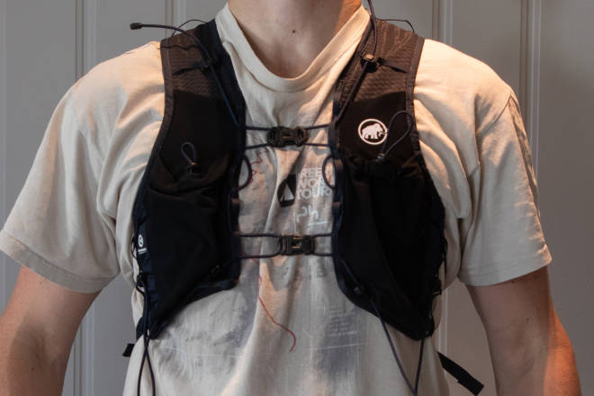 STRIKKSYSTEM: Mange strikker skaper god komfort, selv om det er litt mye som henger og slenger. Foto: Tore Meirik test klatresekk Mammut