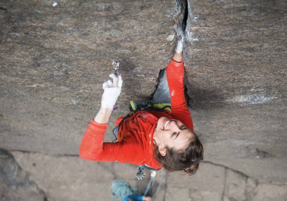 RONNY MEDELSVENSSON: Mari Augusta Salvesen på Ronny Medelsvensson på Profilveggen i Jøssingfjord. Foto: Øyvind Salvesen Mari-med-enda-en-pers-crop1280